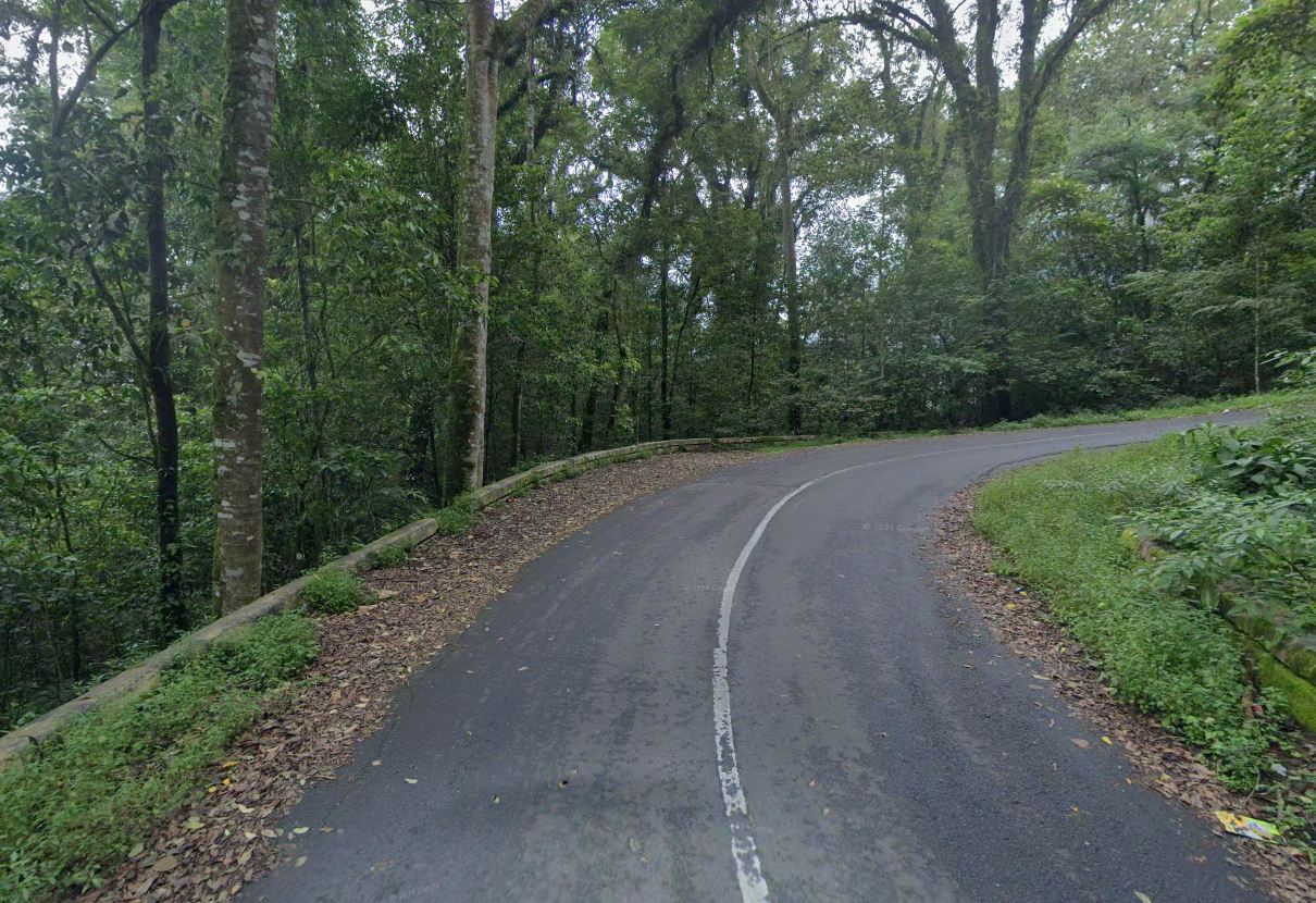 Penampakan Jalan Raya Cangar-Pacet, Mojokerto, lokasi ditemukannya Ertiga tak bertuan nyungsep di jurang.