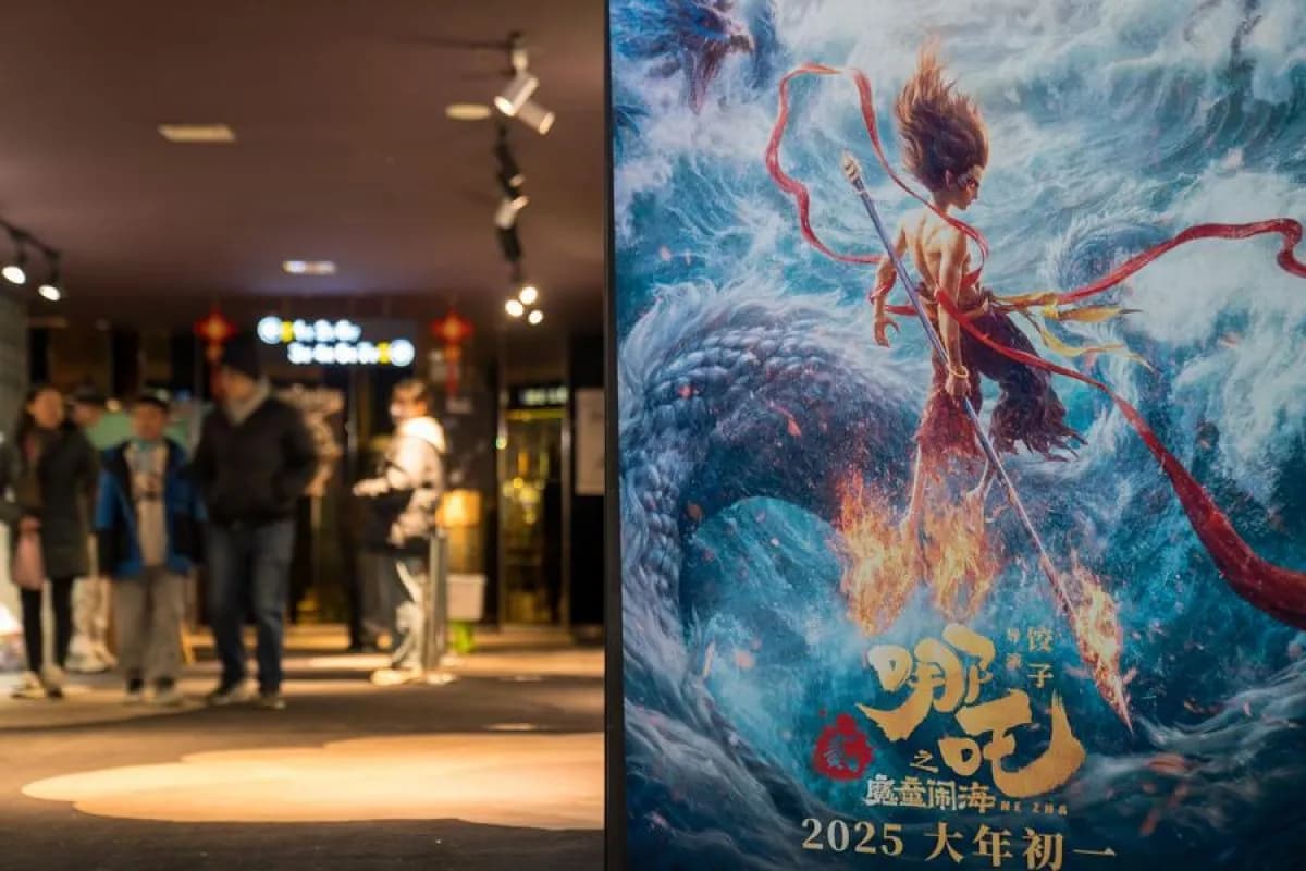 Pengunjung keluar dari ruang pemutaran film di sebuah bioskop di Kunming, Provinsi Yunnan, China 3 Februari 2025.
