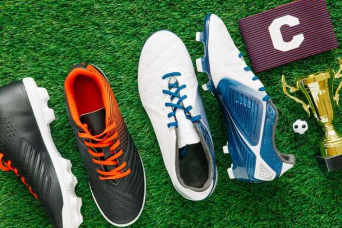 Rekomendasi sepatu sepak bola harga premium dan sesuai posisi bermain.