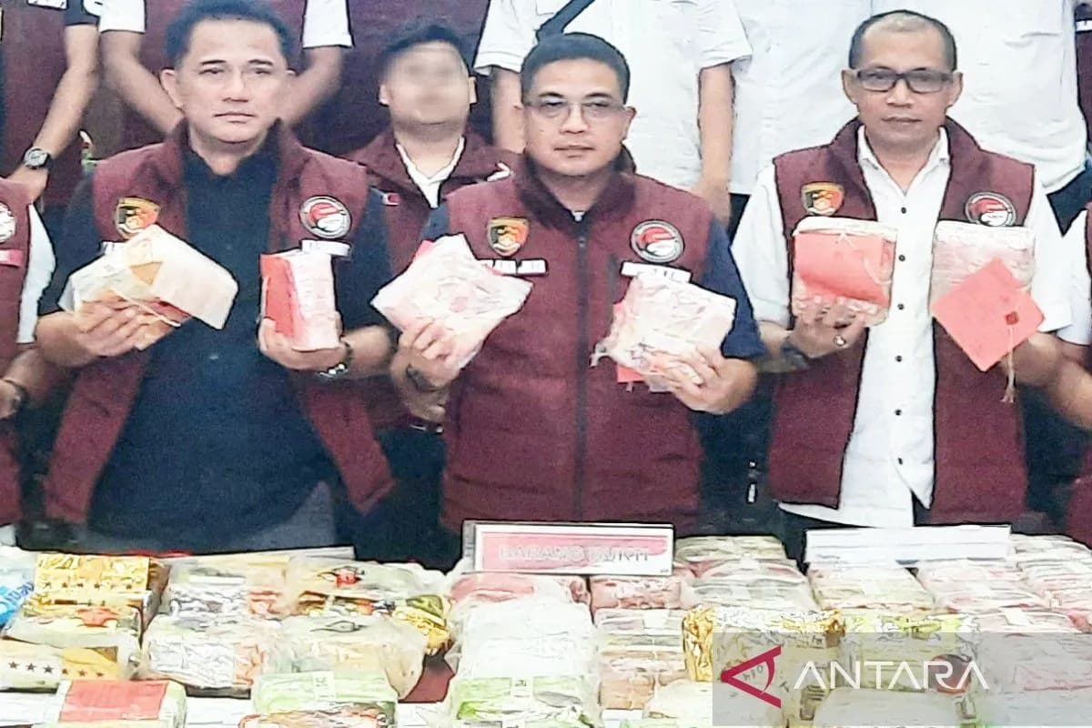 Direktur Reserse Narkoba Polda Kalsel Kombes Pol Kelana Jaya didampingi Kasubdit II Ditresnarkoba Polda Kalsel AKBP Zaenal Arifien menunjukkan barang bukti yang disita dari jaringan Fredy Pratama.