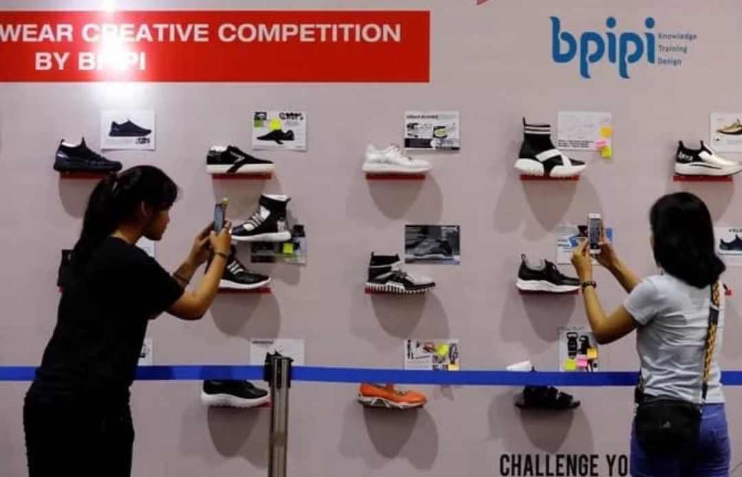Pengunjung mengabadikan sepatu-sepatu yang dipajang di Solexhibition Part 5.