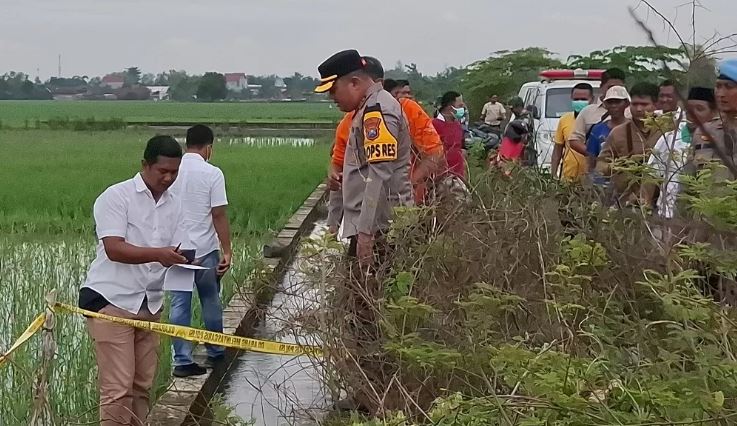 Garis polisi dipasang di lokasi penemuan mayat tanpa kepala di Jombang.