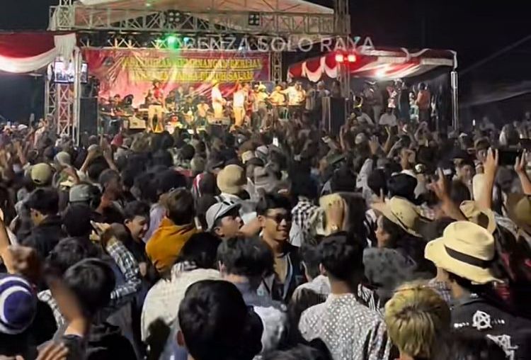 Konser Om Lorenza grup dangdut asal Solo dihadiri lebih dari 7.000 penonton.