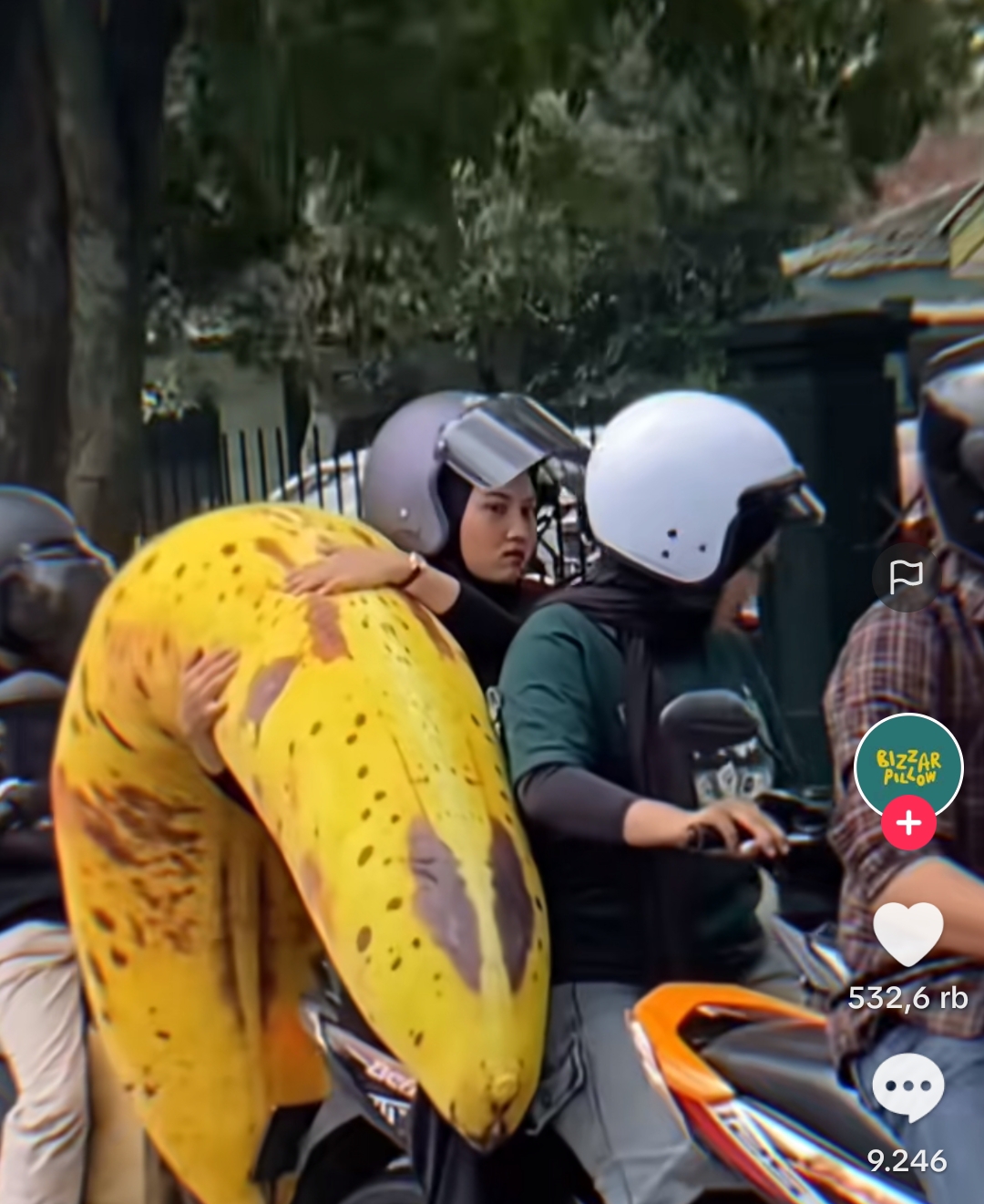 Heboh! Dua Wanita Boncengan Naik Motor Bawa Pisang Raksasa