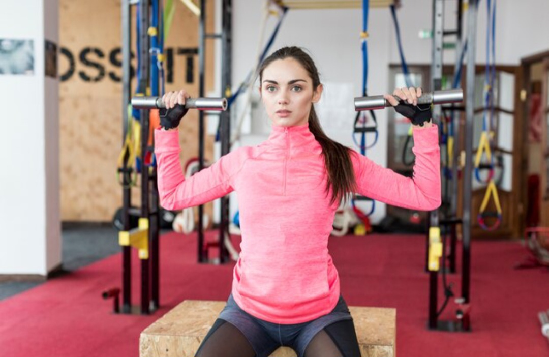 Ilustrasi perempuan sedang latihan gym.