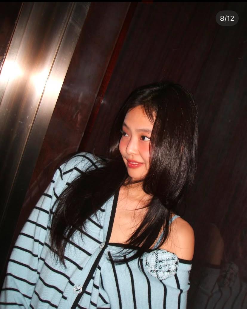 Jennie BLACKPINK dengan potongan rambut layer cut yang tengah jadi tren
