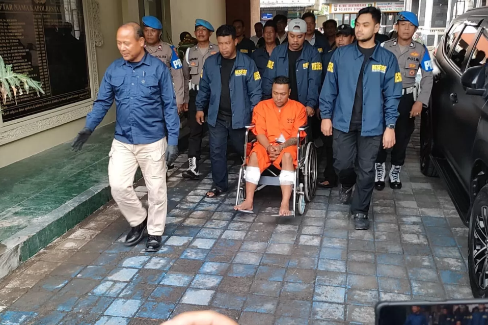 Pelaku pembunuhan Bastomi Prasetiawan dikawal polisi.
