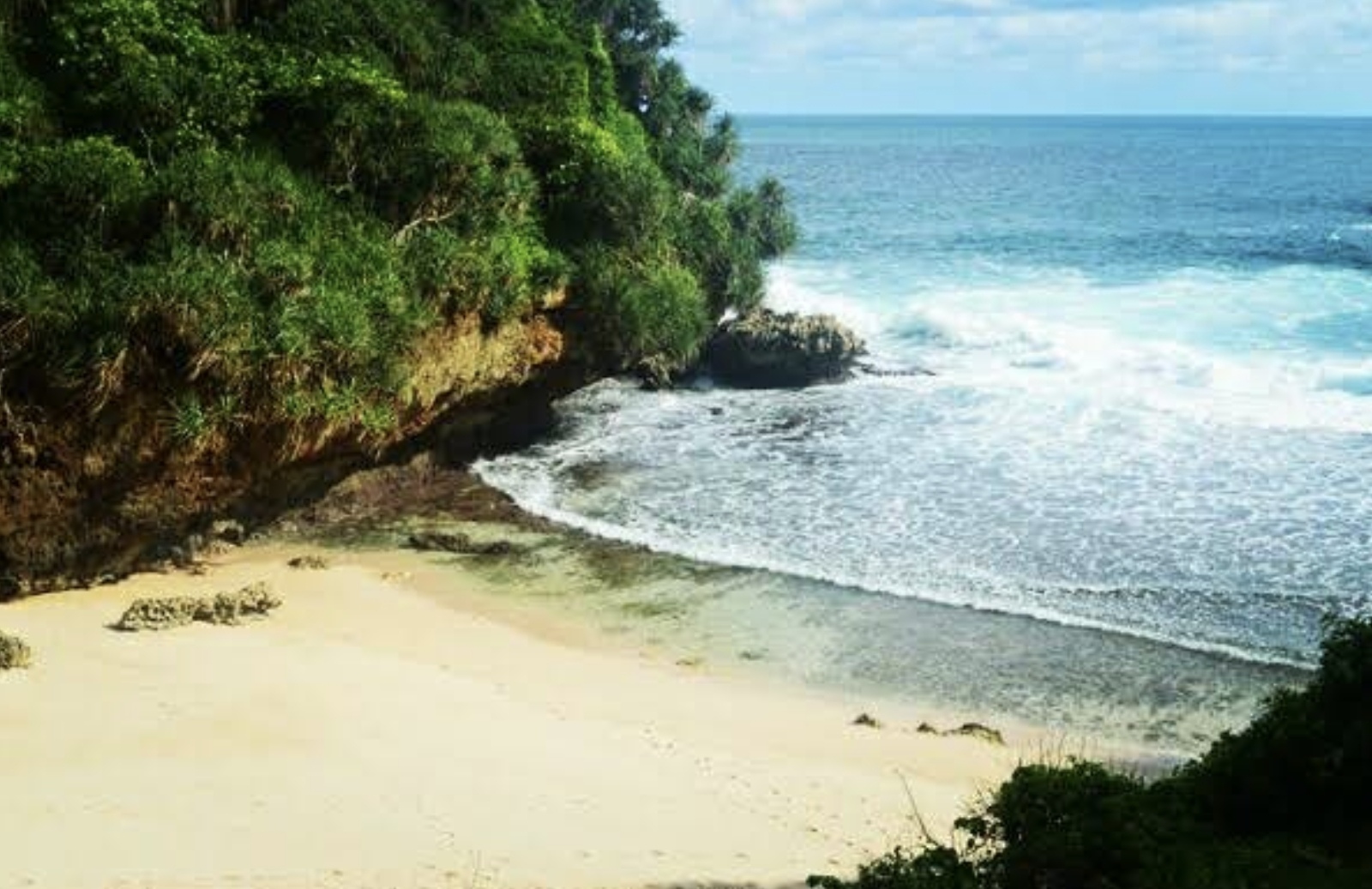 Pantai Dadapan Wonogiri, destinasi wisata yang menawarkan keindahan alam yang memukau.