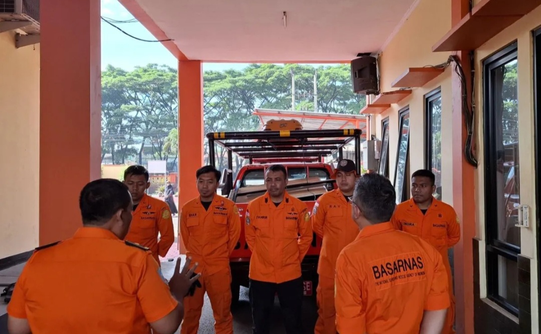 Tim SAR bersiap melakukan pencarian pendaki yang dilaporkan hilang.