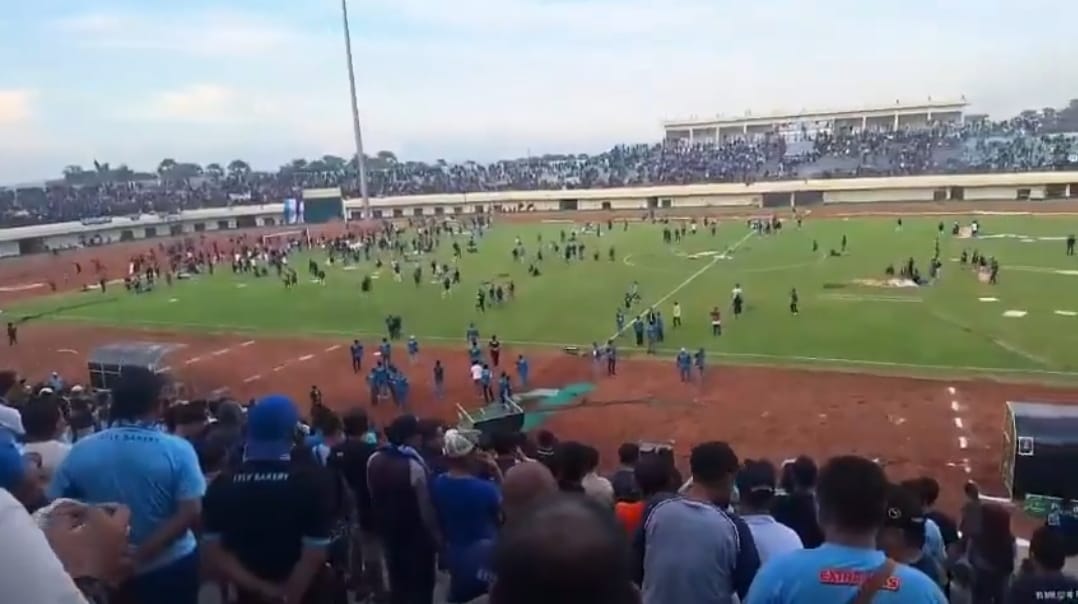 Babak 8 besar Liga 2 ricuh, laga Persela vs Persijab dihentikan.