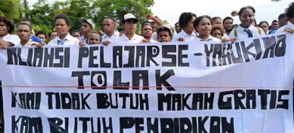Pelajar di Papua menggelar demo penolakan Makan Bergizi Gratis.