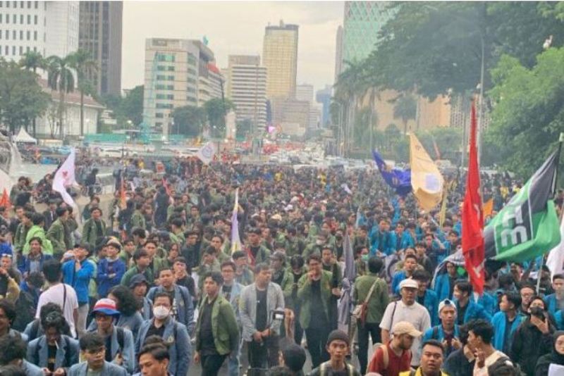 Potret aksi mahasiswa bertajuk &lsquo;Indonesia Gelap&rsquo; yang terjadi di DKI Jakarta, pada Senin, 17 Februari 2025.