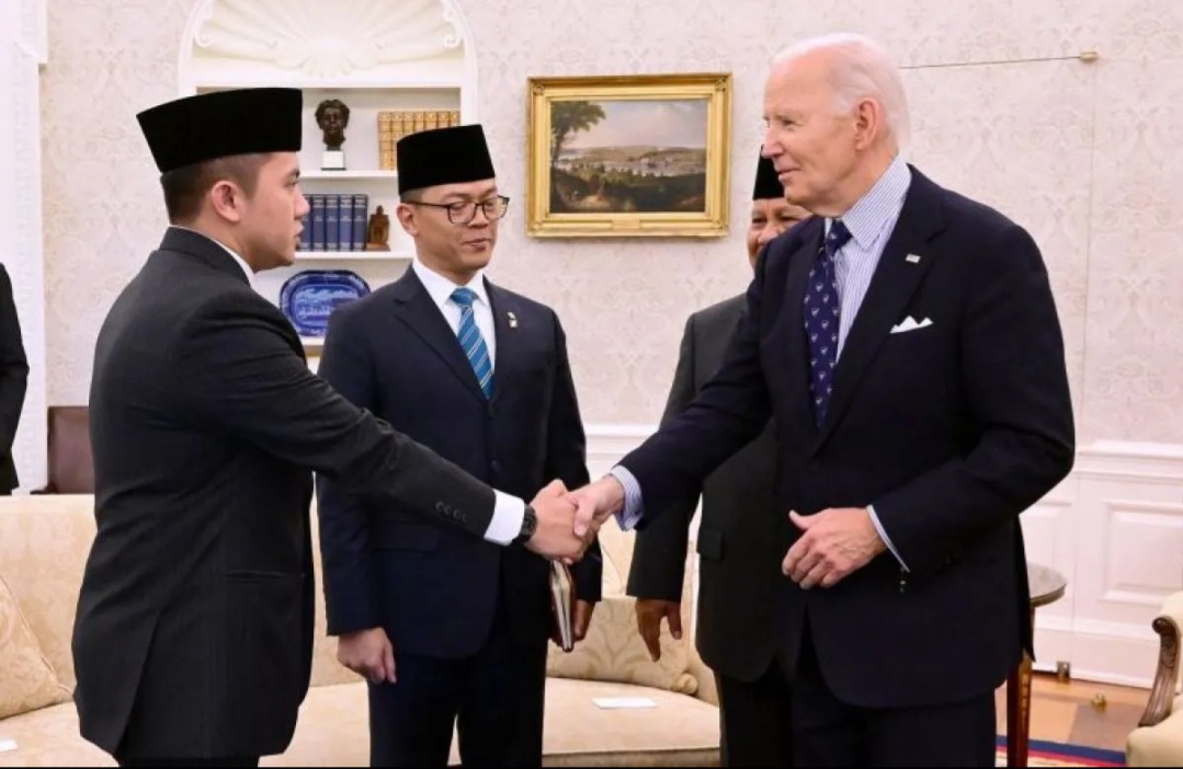 Seskab Teddy Indra Wijaya (kiri) dan Menteri Luar Negeri Sugiono (dua kiri) mendampingi Presiden RI Prabowo Subianto (dua kanan), bertemu Presiden Amerika Serikat Joe Biden (kanan) di Gedung Putih.
