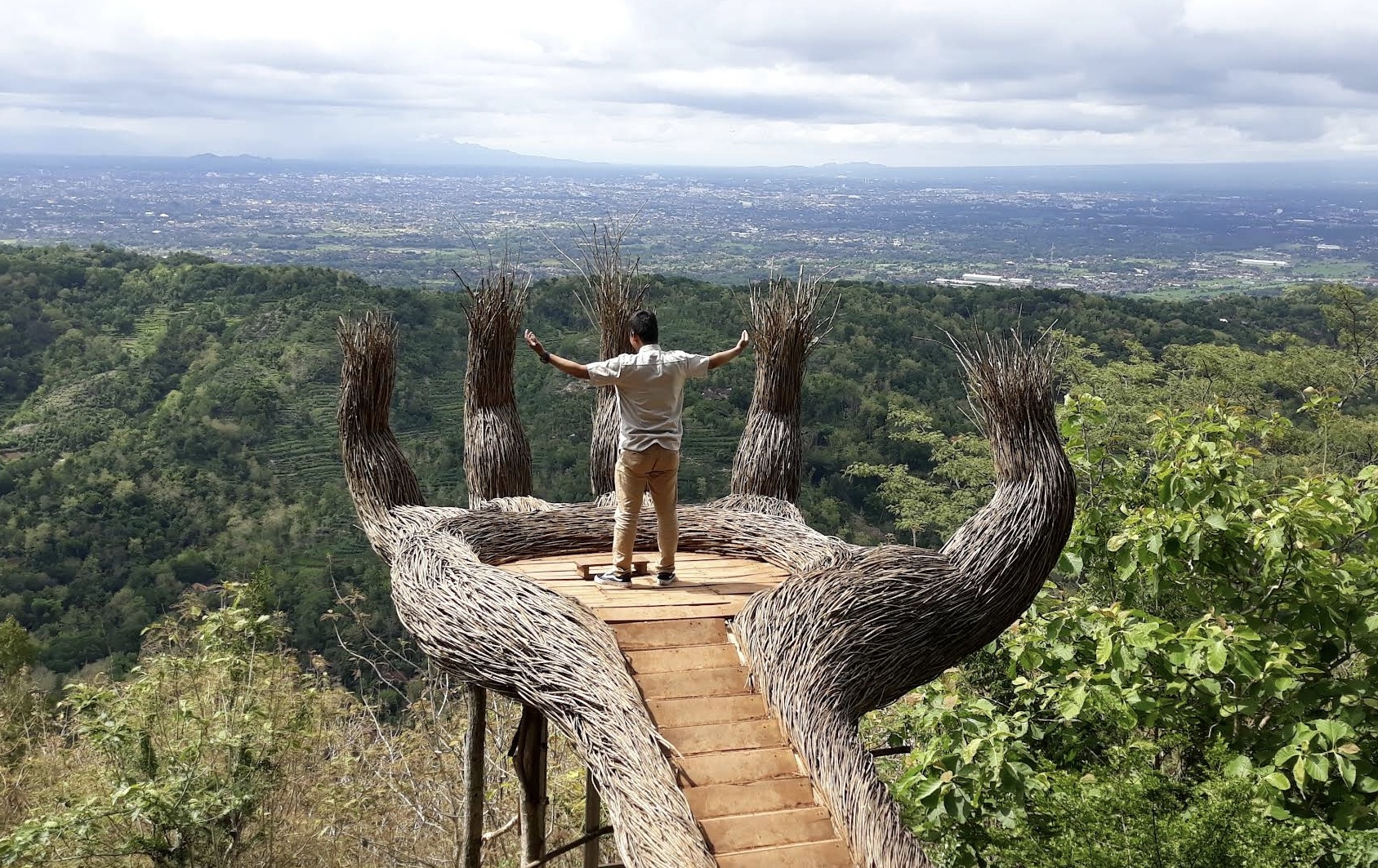 Hutan Pinus Mangunan memilliki beragam spot foto keren.