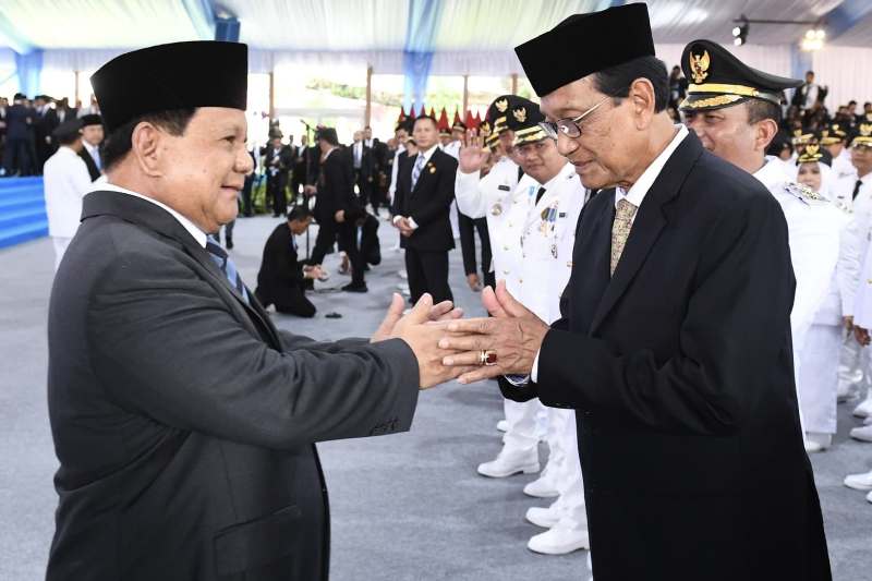 Sri Sultan Hamengkubowono X jabat tangan dengan Presiden Prabowo Subianto dalam momen pelantikan kepala daerah serentak di Istana Negara, Rabu, 20 Februari 2025.