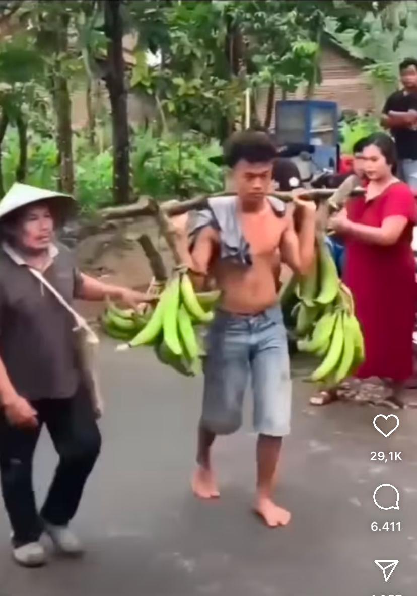 Miris! Remaja Yatim di Pati Diarak Warga Karena Curi Pisang untung Asiknya