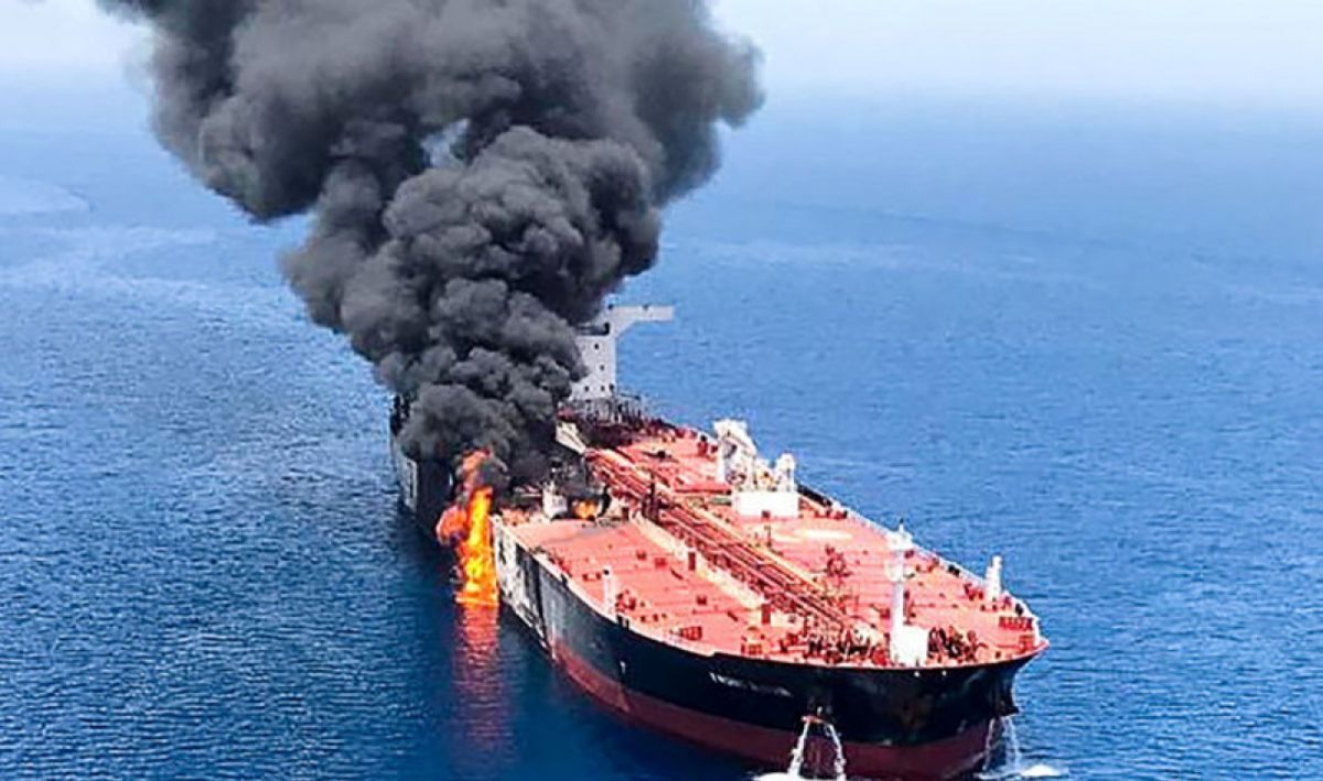 Ilustrasi kapal tanker minyak dihantam ledakan misterius di Mediterania, memicu spekulasi dan kekhawatiran global.