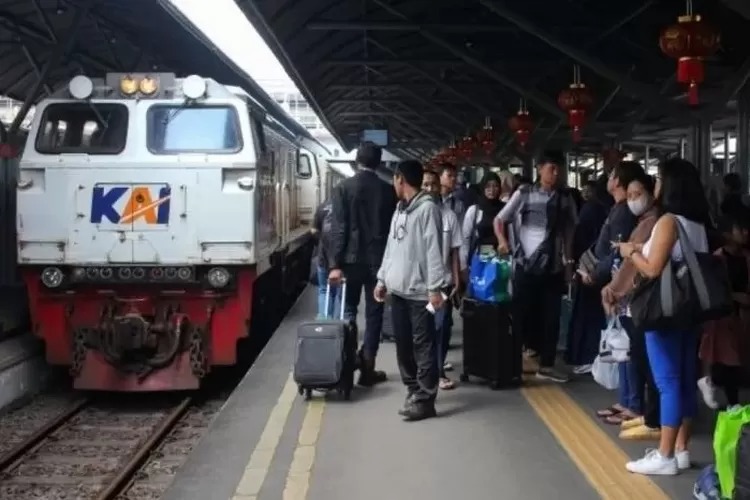 KAI segera umumkan jadwal tiket kereta tambahan Lebaran 2025, pastikan beli melalui kanal resmi untuk perjalanan mudik yang aman dan nyaman.