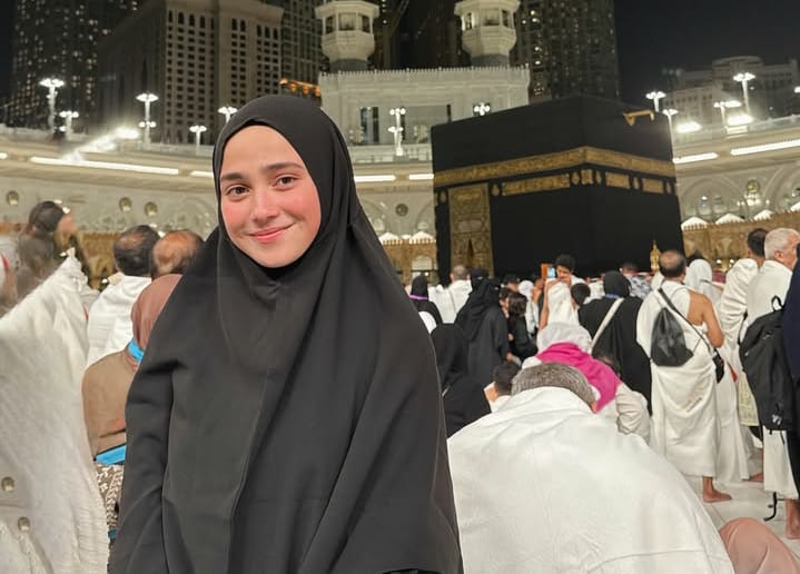 Syifa Hadju menjalankan ibadah umrah.