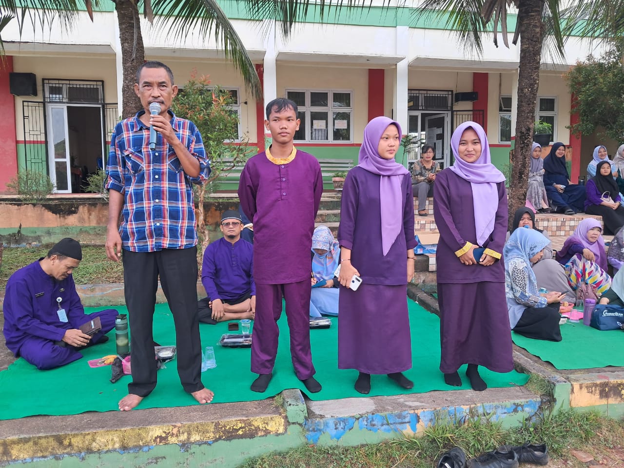 Rusmin Sopian, penulis senior Bangka Selatan dalam pendampingan menulis di SMAN 1 Toboali.