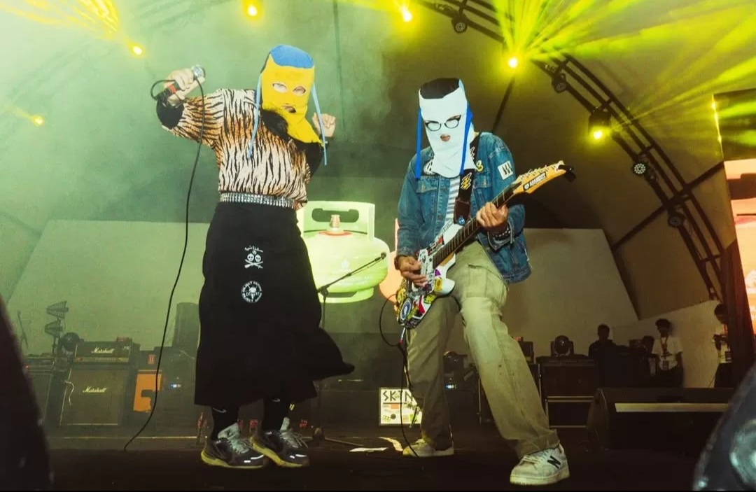 Aksi panggung band Sukatani.