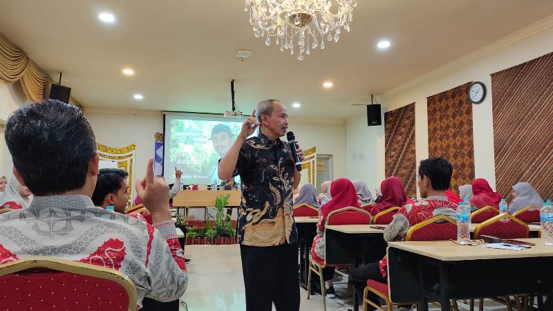 Dr. Sutejo, M.Hum., dosen di lingkungan LLDIKTI VII Jawa Timur, dpk pada STKIP PGRI Ponorogo saat menjadi pembicara dalam pelatihan guru SMAN 1 Ngawi di Tawangmangu.&nbsp;