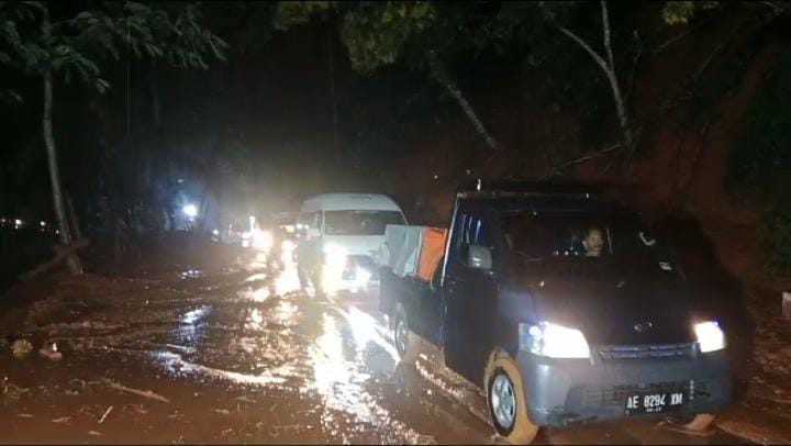 Akses jalur Pacitan-Ponorogo kembali dibuka, sebelumnya tutup total oleh longsor.