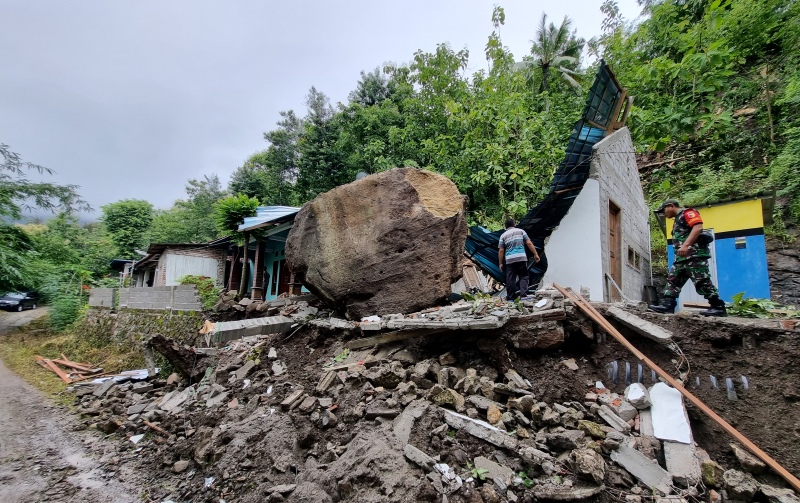 Batu raksasa seukuran rumah longsor menimpa tempat tinggal Narto, warga Desa Ngilo-ilo, Slahung, Ponorogo.