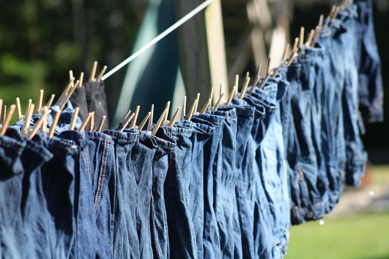 Ilustrasi celana jeans.