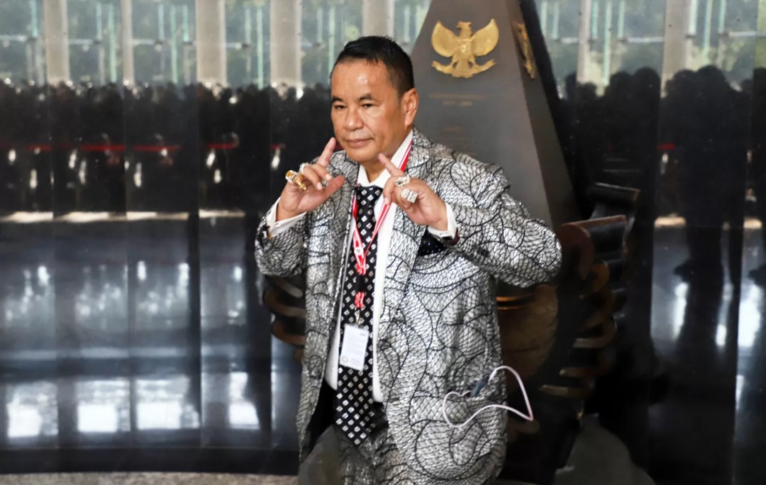 Hotman Paris dilarikan ke Singapura usai digigit berang-berang peliharaannya.
