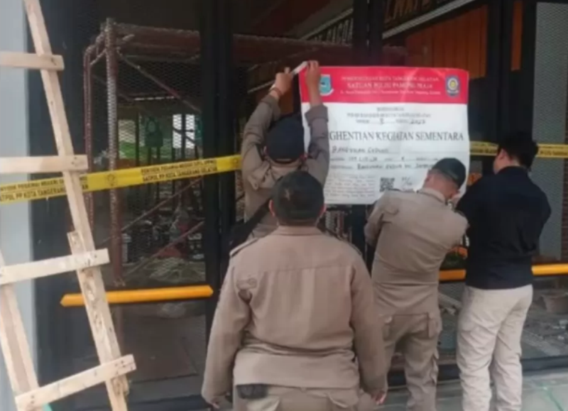 Viral rumor minyak babi mie gacoan, menyusul Satpol PP menyegel restoran tersebut di Serpong.