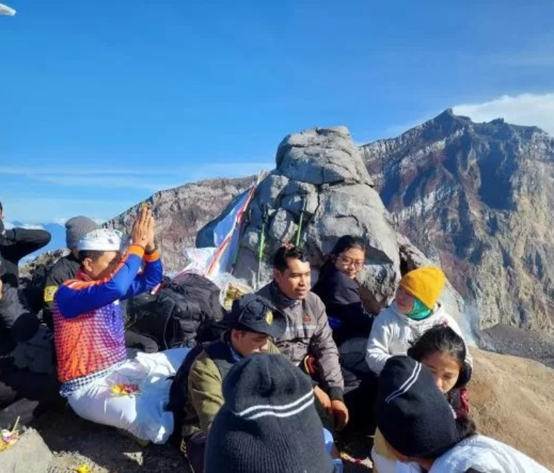 Turis Italia dideportasi karena nekat mendaki Gunung Agung tanpa pemandu, melanggar aturan keselamatan di Bali.