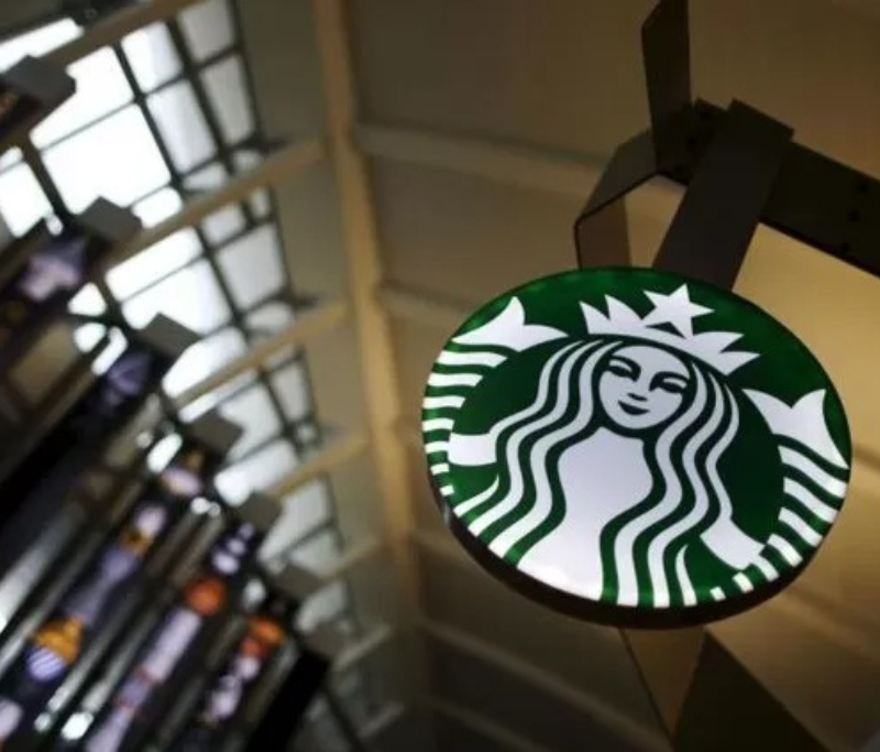 Starbucks PHK 1.100 karyawan dalam restrukturisasi terbesar, fokus pada efisiensi operasional di tengah ketegangan dengan serikat pekerja.