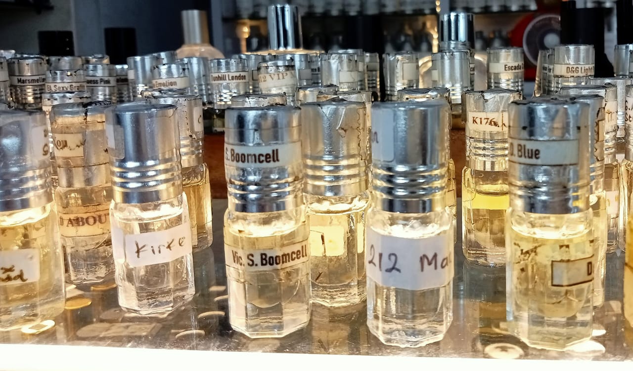 Parfum reffil pria dan wanita paling laris di Ponorogo.