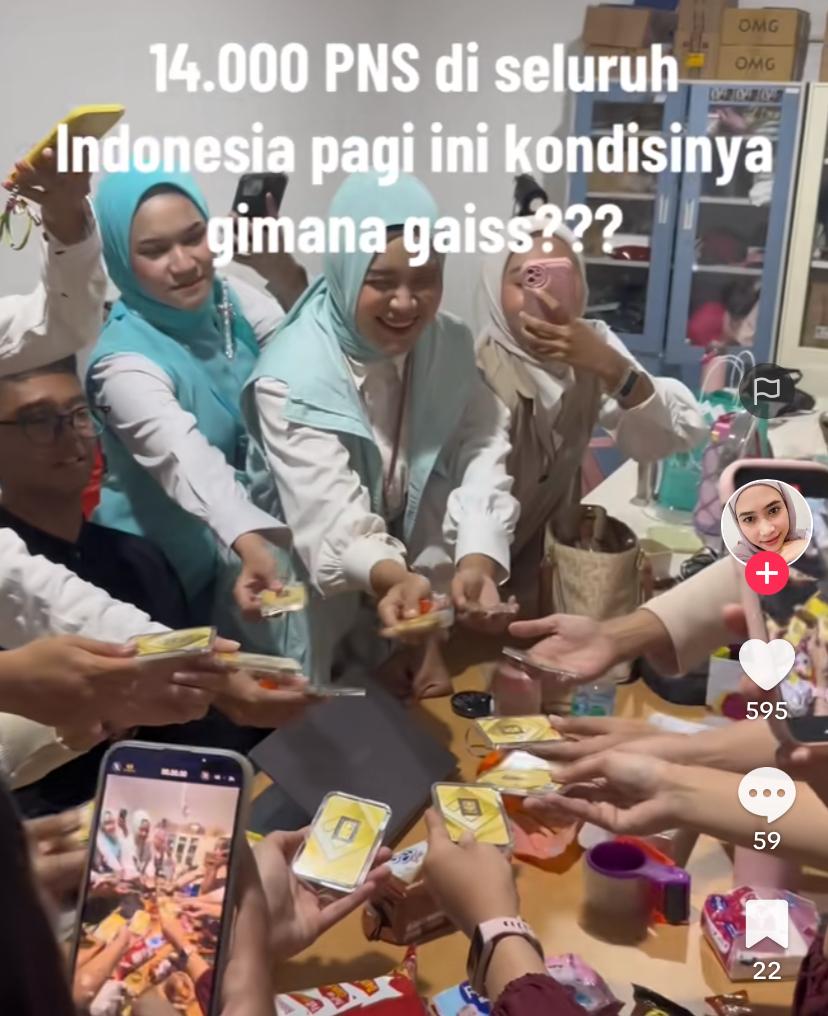 Ekspresi bahagia karyawan Paragon Corp dapat emas dari perusahaan