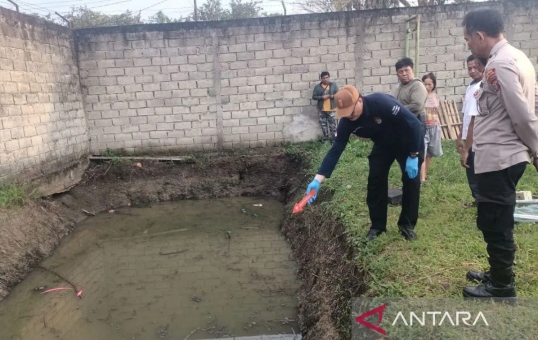 Petugas kepolisian melakukan olah tempat kejadian perkara di Desa Manunggal, Kecamatan Labuhan, Kabupaten Deli Serdang, Rabu (26/2/2025).