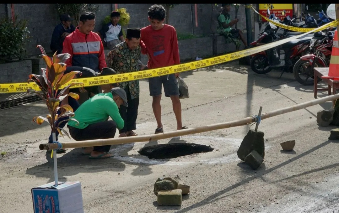 Fenomena Sinkhole mengundang perhatian warga Tulungagung.