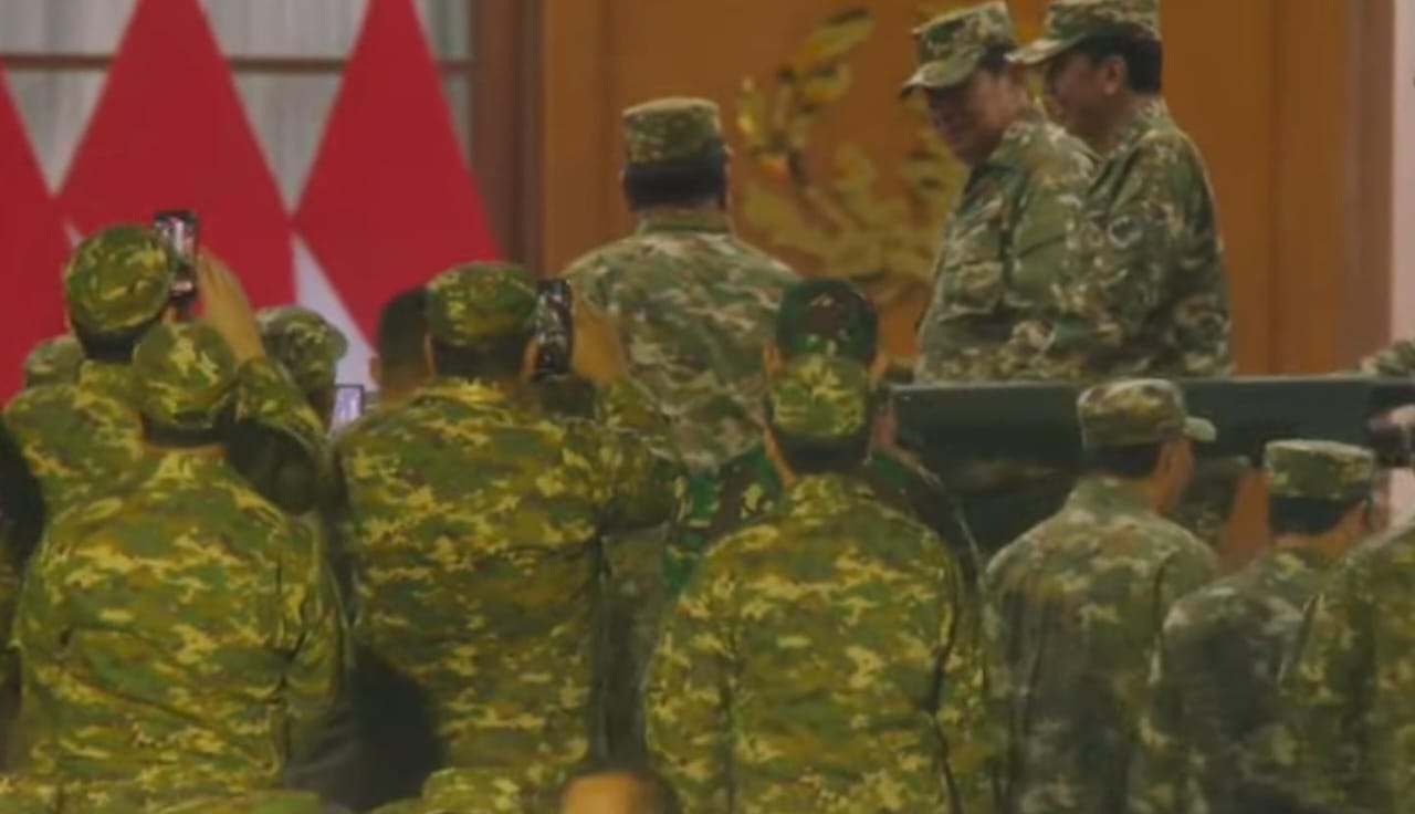 Presiden Prabowo Subianto bersama SBY dan Jokowi naik Maung terbuka di Parade Senja Akmil Magelang, simbol persatuan pemimpin bangsa.