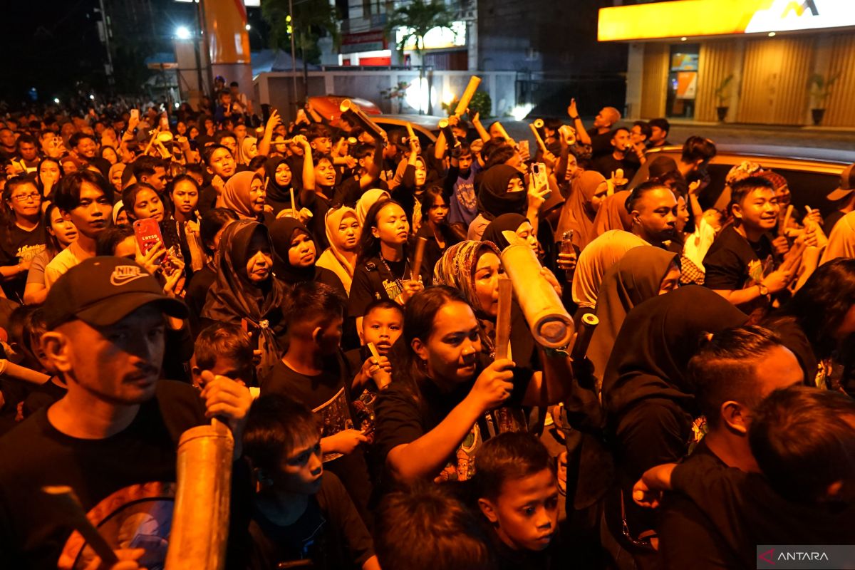 Tradisi unik membangunkan sahur di Indonesia.