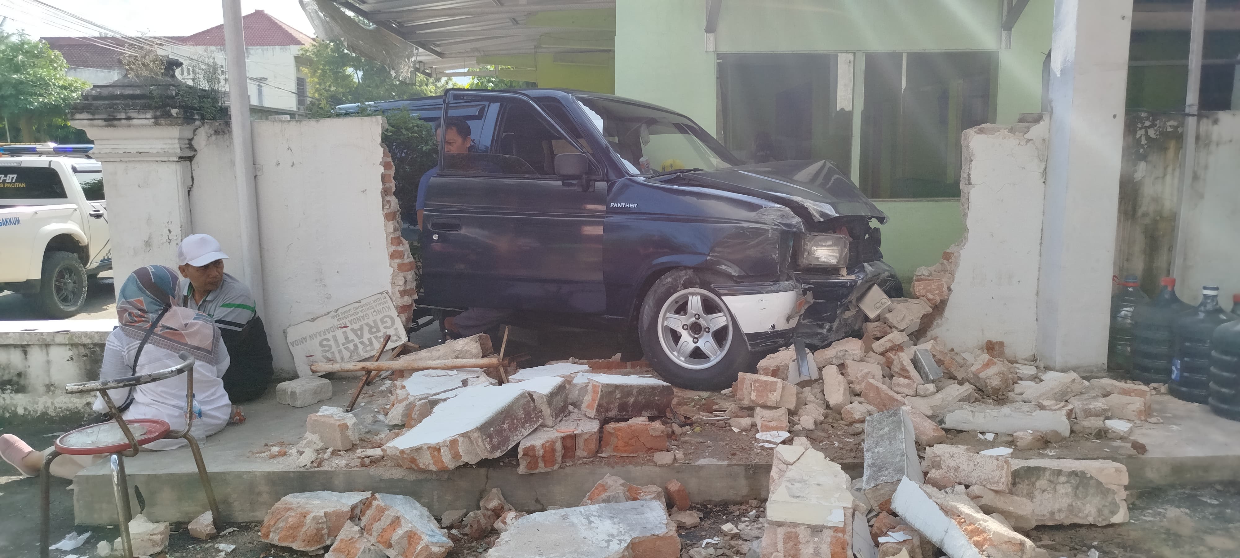 Kecelakaan Panther vs Avanza menjebol pagar alfamart di Pacitan.