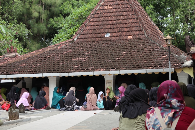 RAMAI: Peziarah penuhi kawasan makam Batoro Katong, Ponorogo jelang Ramadan.&nbsp;