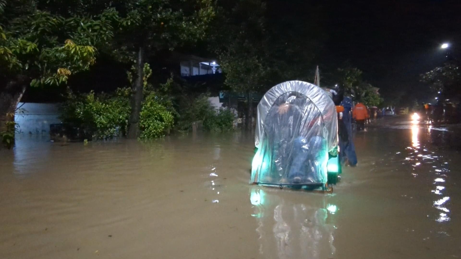 Banjir rendam puluhan rumah di Madiun.