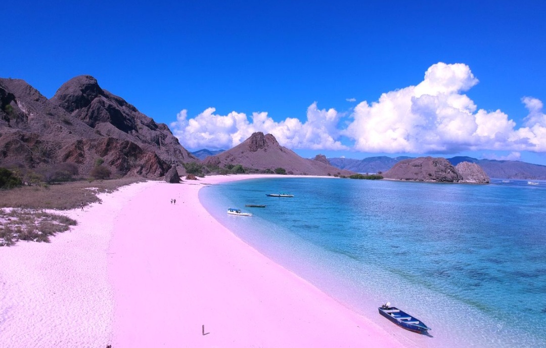 Pink Beach di Labuan Bajo. Pantai yang memiliki keindahan pasir berwarna merah muda.