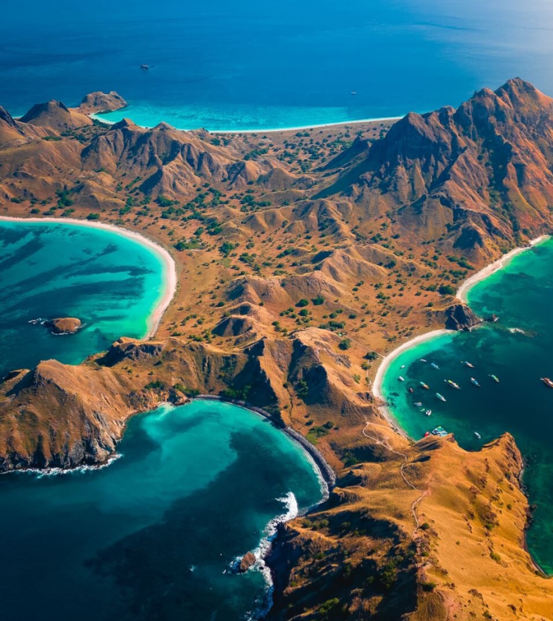 Pulau Padar, punya keunikan lantaran berbentuk X.