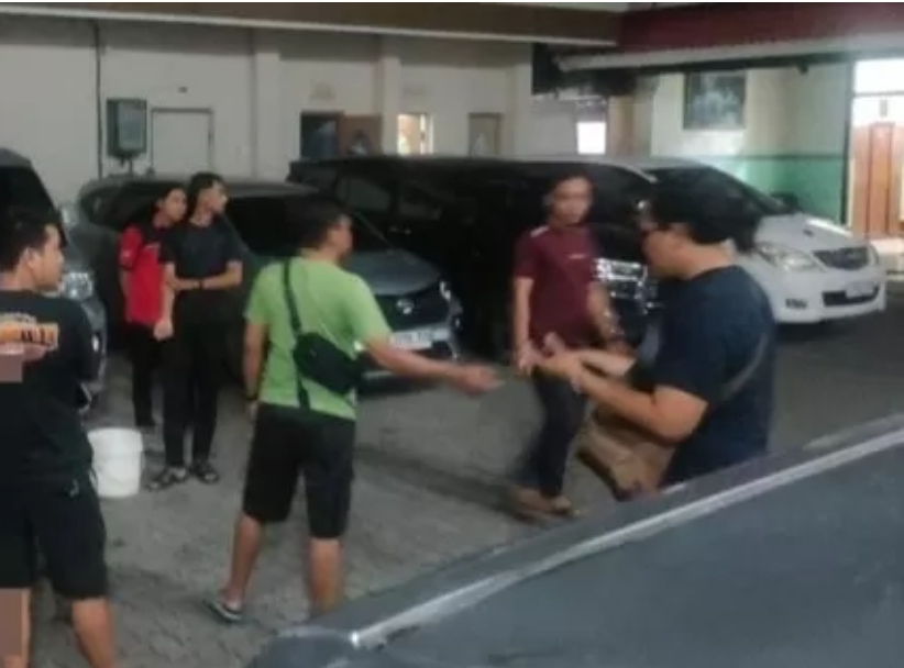 WNA China melompat dari gedung hotel di Tuban, kemudian membenturkan kepala di mobil boks, diduga frustasi gegara LC.