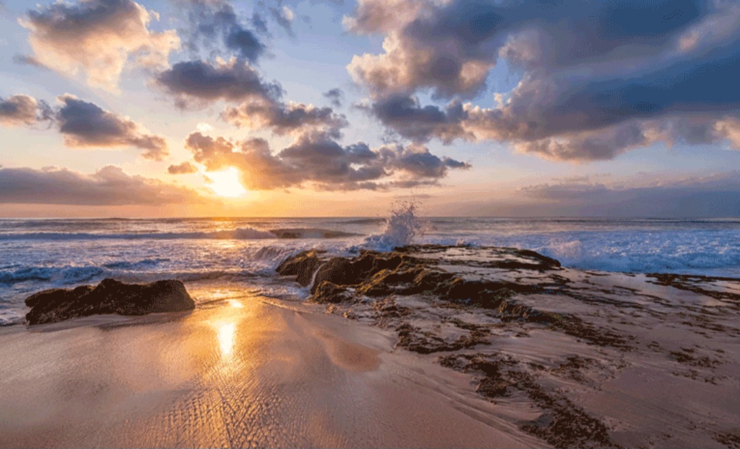 Bagi Anda yang ingin merasakan suasana lebih tenang dan menikmati sunset spektakuler, Dreamland adalah pilihan yang tepat.