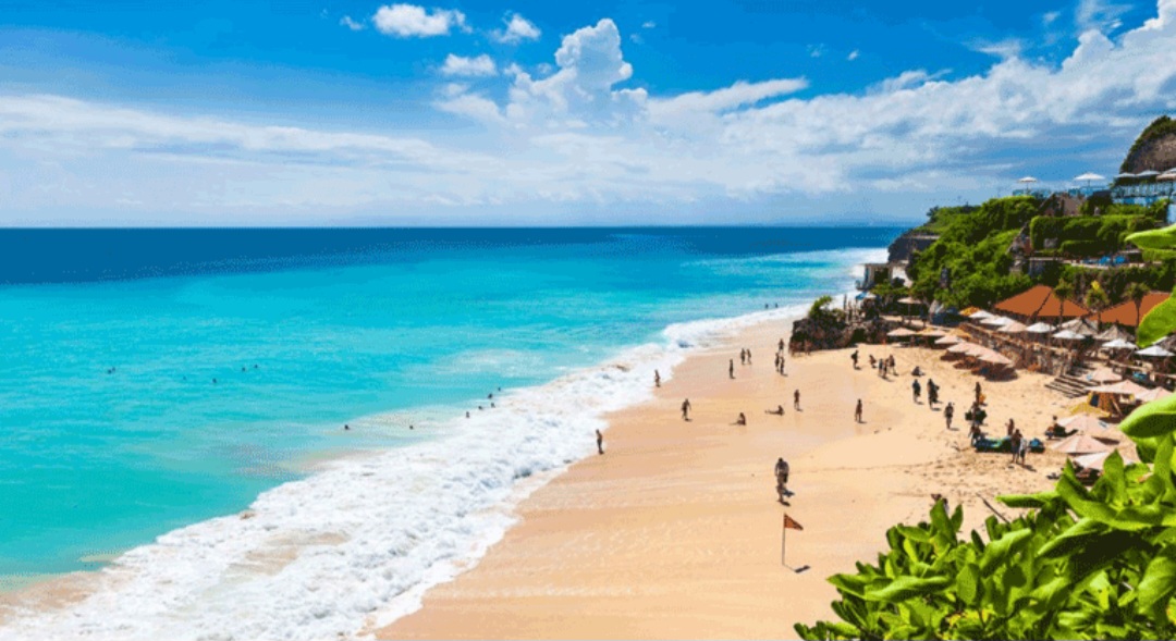 Pantai Dreamland adalah destinasi yang elok dan wajib dikunjungi.