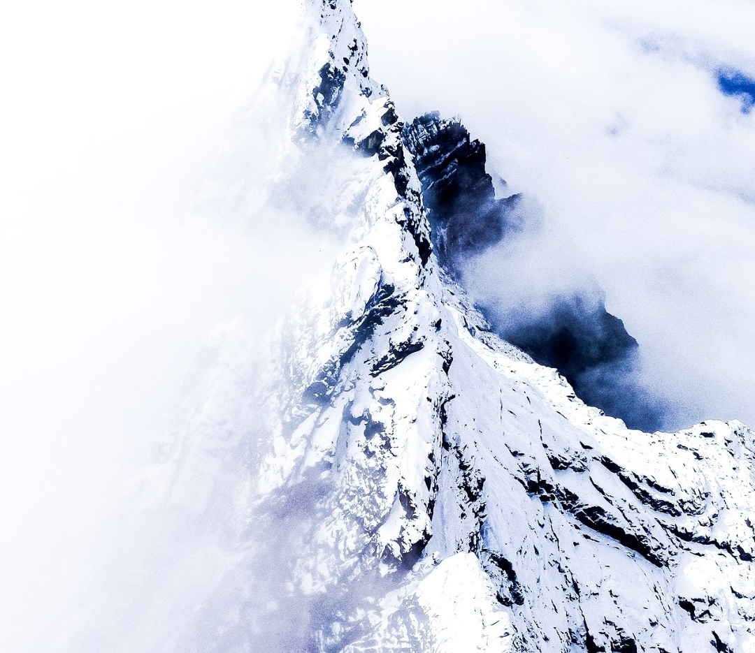 Puncak Carstensz Pyramid, gunung tertinggi di Indonesia dengan ketinggian 4.884 mdpl, dua pendaki asal Jakarta meninggal.