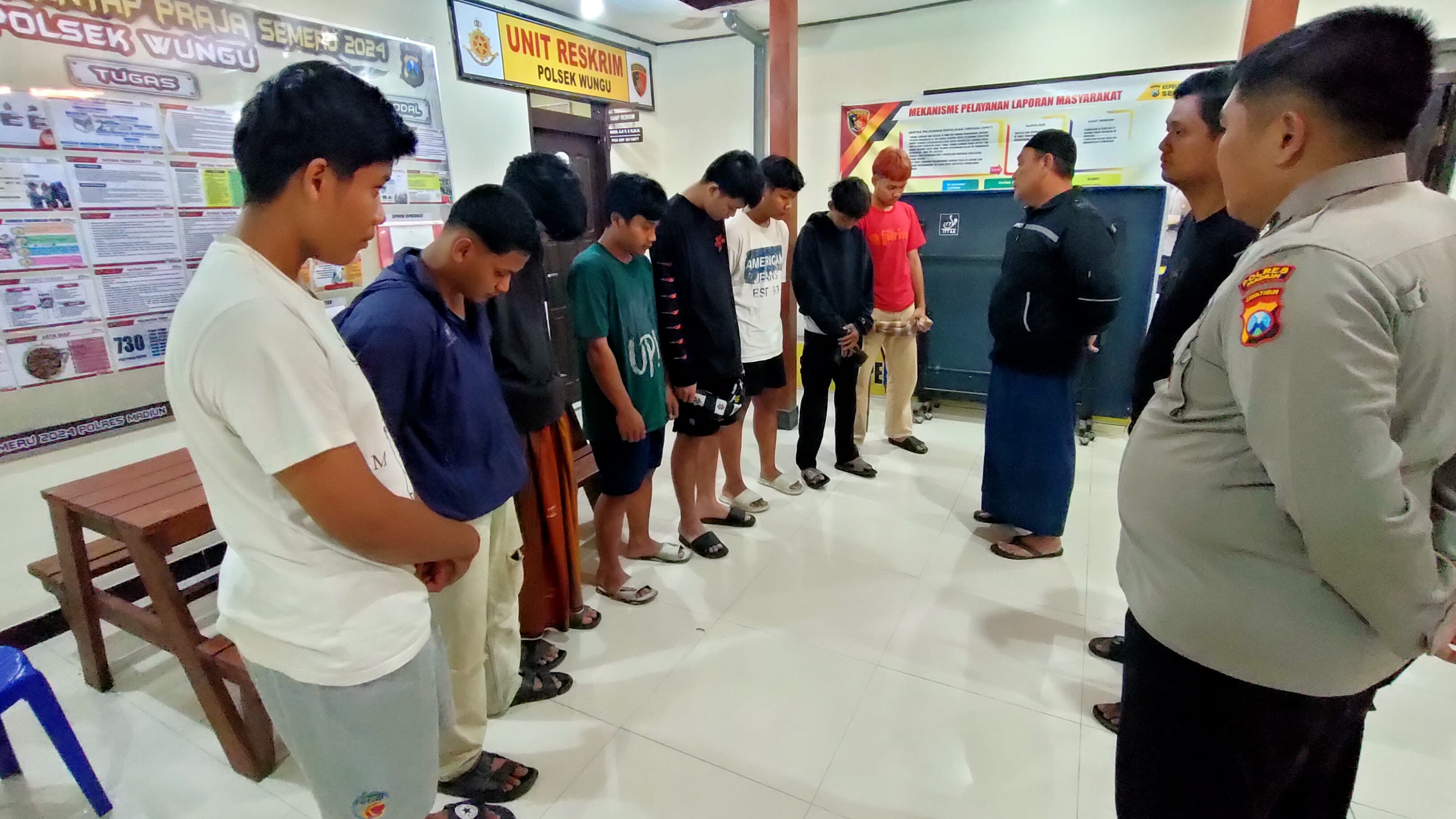 Polisi mengamankan 8 pemuda yang terlibat perang sarung di Madiun.