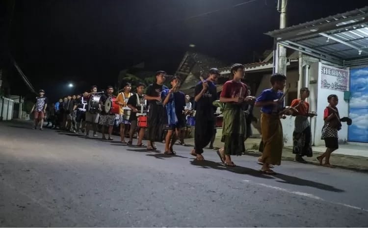 Membangunkan orang sahur menjadi kebiasaan masa kecil di Bulan Ramadan.